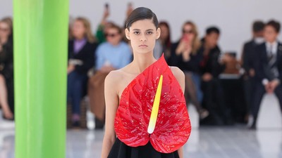 10 Koleksi Loewe Spring /Summer 2023, Busana Unik Tema Bunga