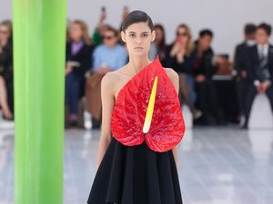 10 Koleksi Loewe Spring /Summer 2023, Busana Unik Tema Bunga