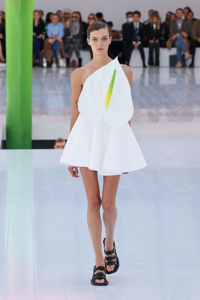 Creative director Loewe, J.W. Anderson menghadirkan berbagai busana unik untuk koleksi Spring/Summer 2023. Foto: Peter White/Getty Images.