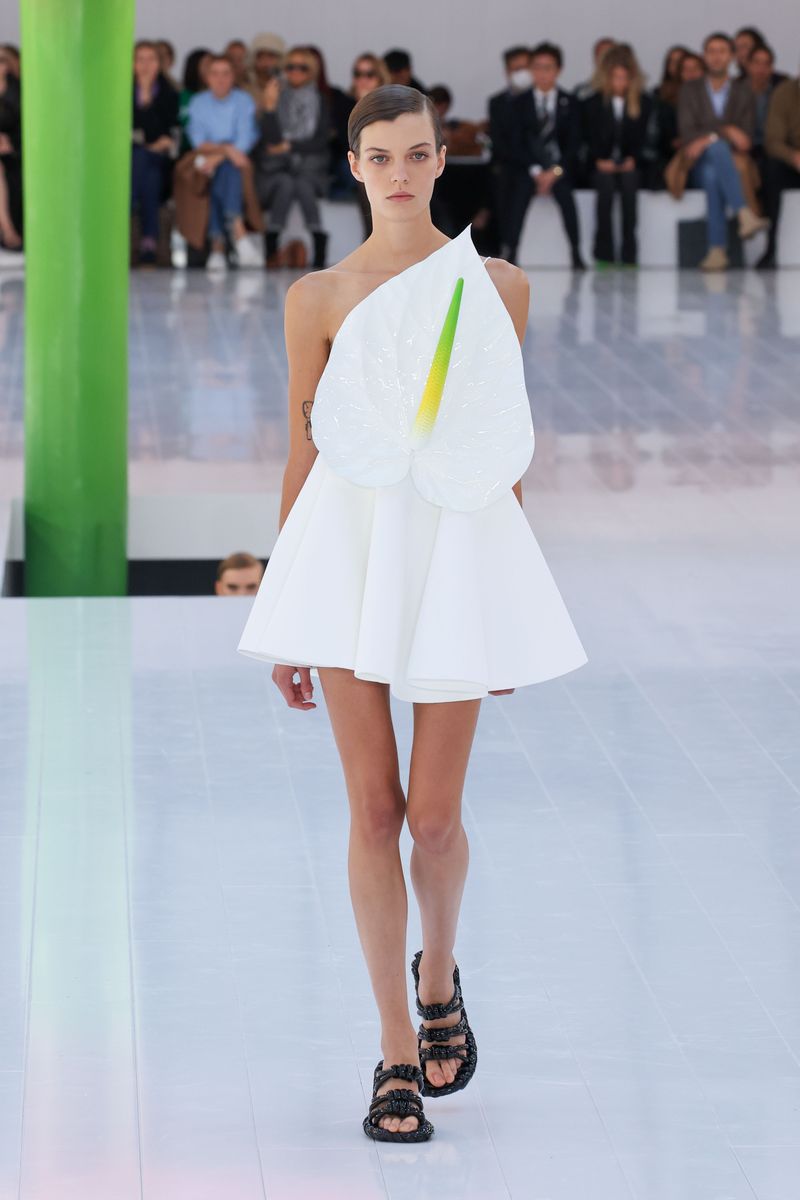 Fashion show Loewe Spring 2023 PARIS, FRANCE - SEPTEMBER 30: (EDITORIAL USE ONLY - For Non-Editorial use please seek approval from Fashion House) A model walks the runway during the Loewe Womenswear Spring/Summer 2023 show as part of Paris Fashion Week on September 30, 2022 in Paris, France. (Photo by Peter White/Getty Images)