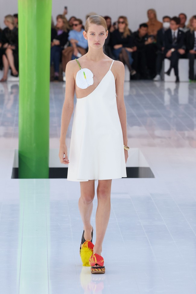 Creative director Loewe, J.W. Anderson menghadirkan berbagai busana unik untuk koleksi Spring/Summer 2023. Foto: Peter White/Getty Images.