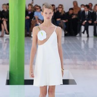 Creative director Loewe, J.W. Anderson menghadirkan berbagai busana unik untuk koleksi Spring/Summer 2023. Foto: Peter White/Getty Images.