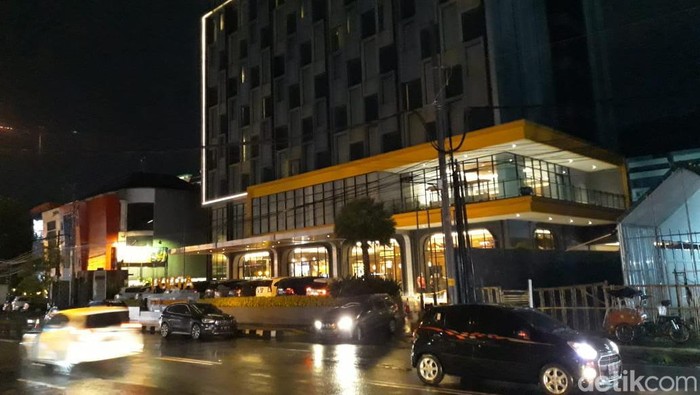 Garis polisi di TKP mahasiswa UGM tewas jatuh dari lantai 11 Hotel Porta, Depok, Sleman, dicopot, Sabtu (8/10/2022) malam. Sebelumnya, garis polisi sempat terpasang guna keperluan olah TKP.
