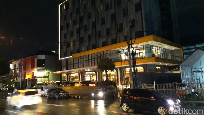 Garis polisi di TKP mahasiswa UGM tewas jatuh dari lantai 11 Hotel Porta, Depok, Sleman, dicopot, Sabtu (8/10/2022) malam. Sebelumnya, garis polisi sempat terpasang guna keperluan olah TKP. Garis polisi di TKP mahasiswa UGM tewas jatuh dari lantai 11 Hotel Porta, Depok, Sleman, dicopot, Sabtu (8/10/2022) malam. Sebelumnya, garis polisi sempat terpasang guna keperluan olah TKP.