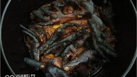Masak ceker ayam hingga gosong, netizen menyebut hidangan ini sebagai ceker setan yang horor. Foto: Facebook Masak Apa Tak Jadi Hari Ni