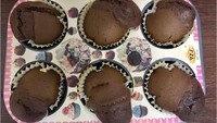Meski bentuknya aneh, tapi netizen bernama Norliza ini tetap pede dengan hasil cupcake cokelatnya yang kocak. Foto: Facebook Masak Apa Tak Jadi Hari Ni