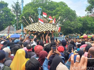 Serunya Berebut Gunungan saat Grebeg Maulid Puncak Sekaten Solo