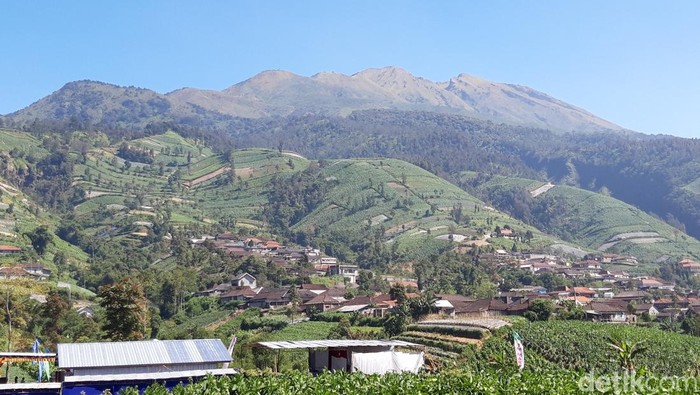 Gunung Merbabu dipotret dari Boyolali, Sabtu (8/10/2022)