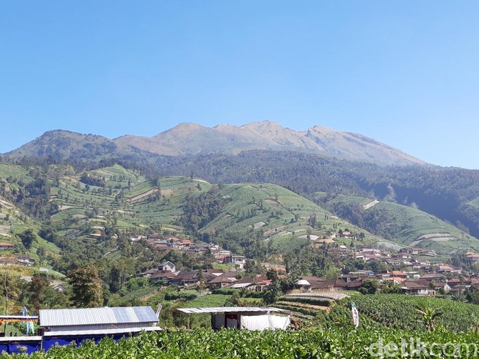 Gunung Merbabu dipotret dari Boyolali, Sabtu (8/10/2022)