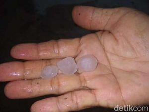 Netizen Laporkan Hujan Es Melanda Depok, Ada Apa?