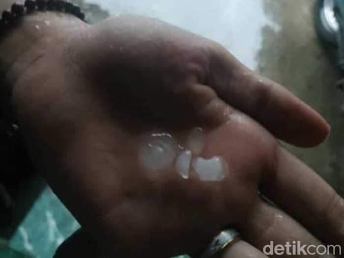 Hujan es di Bojonegoro