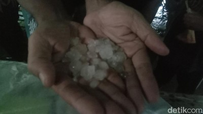 Penampakan Hujan Es di Loram Kulon Kudus Sore Ini