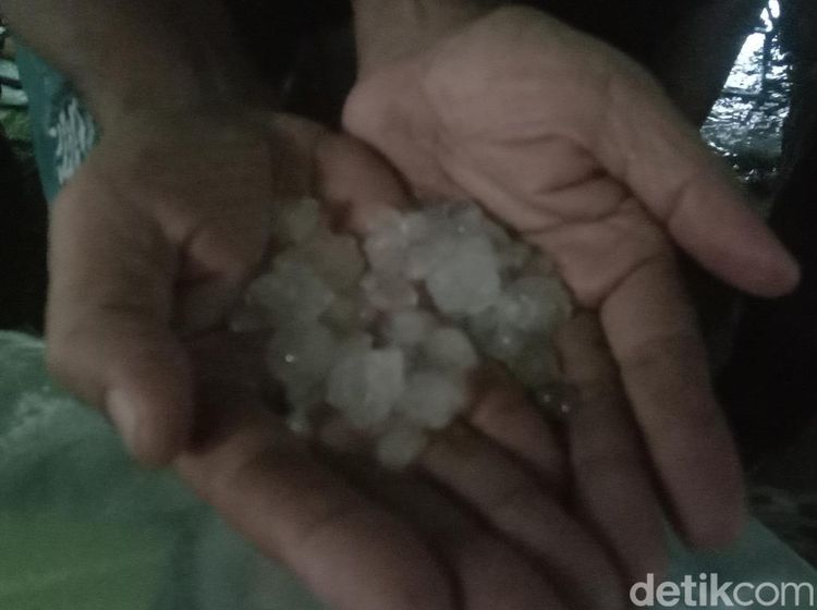 Penampakan Hujan Es di Loram Kulon Kudus Sore Ini