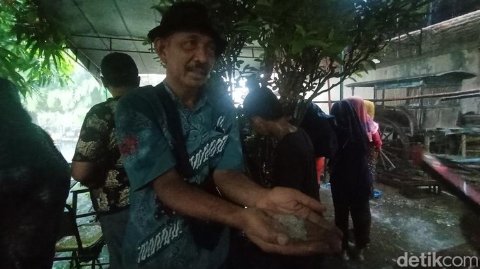Hujan es melanda wilayah Desa Loram Kulon, Kecamatan Jati, Kabupaten Kudus, Jawa Tengah, Sabtu (8/10/2022) sore. Hujan es melanda wilayah Desa Loram Kulon, Kecamatan Jati, Kabupaten Kudus, Jawa Tengah, Sabtu (8/10/2022) sore.