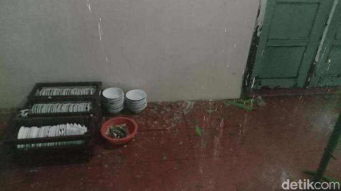 Hujan es melanda wilayah Desa Loram Kulon, Kecamatan Jati, Kabupaten Kudus, Jawa Tengah, Sabtu (8/10/2022) sore.