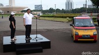 Adapun mobil listrik yang digunakan itu adalah Wuling Air ev. Wuling Air ev merupakan mobil listrik pertama di Indonesia yang dibanderol dengan harga di bawah Rp 500 juta yakni mulai Rp 238 juta hingga Rp 311 juta.