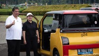 Wuling Air ev dirakit di pabrik PT SGMW Motor Indonesia, kawasan Delta Mas, Cikarang. Mobil ini diklaim memiliki beberapa keunggulan, antara lain didukung rangka kokoh dibalut desain eksterior future-tech. Pengisian daya diklaim mudah, karena dapat dilakukan di rumah. Wuling juga memastikan bahwa keamanan baterai di kendaraan listriknya ini terjamin, sehingga konsumen dapat merasa tenang selama perjalanan.