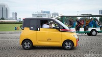 Kabin Wuling Air ev mampu menampung 4 penumpang, dengan pengaturan 50:50 pada bangku baris kedua untuk memberikan akses lebih. Aspek kenyamanannya juga ditunjang dengan aplikasi Synthetic Leather Seat di seluruh bangku.