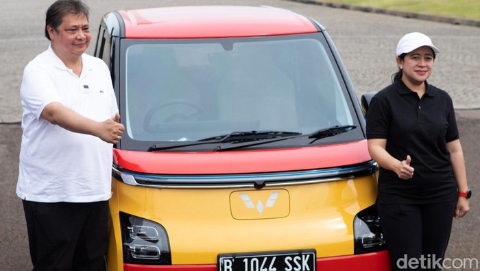 Ini Dia Mobil Listrik yang Diberikan Airlangga ke Puan Maharani Airlangga Hartarto memberi mobil listrik Wuling Air ev kepada Ketua DPP PDIP Puan Maharani saat jalan santai di Monas. Yuk kita lihat bentuk mobil berwarna kuning-merah itu.