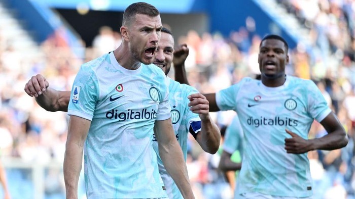REGGIO NELLEMILIA, ITALY - OCTOBER 08: Edin Dzeko of FC Internazionale celebrates scoring their sides first goal with teammates during the Serie A match between US Sassuolo and FC Internazionale at Mapei Stadium - Citta del Tricolore on October 08, 2022 in Reggio nellEmilia, Italy. (Photo by Alessandro Sabattini/Getty Images)