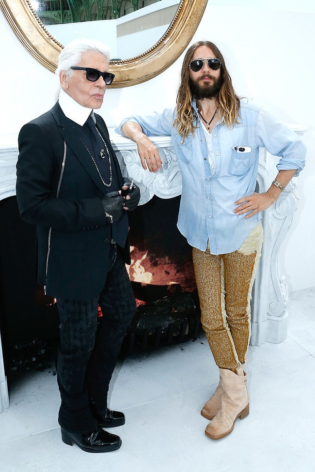 Karl Lagerfeld dan Jared Leto saling berbagi kekaguman. “Suatu hari saya harus memerankanmu di sebuah film,” kata Jared kepada Karl di suatu pertemuan seperti dikutip WWD. Desainer yang mulai merancang untuk Chanel pada 1983 itu pun merespons bahwa hanya Jared semata yang pantas melakukannya. Pada Oktober lalu, menjelang empat tahun kematian Karl, Jared mengumumkan kolaborasinya dengan label Karl Lagerfeld untuk membuat film biogorafi tentang desainer yang ikonis dengan gaya setelan hitam dan kacamata hitamnya. (Foto: Rindoff/Dufour/Getty Images)