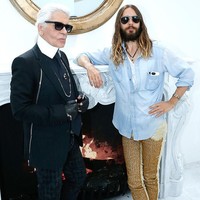 Karl Lagerfeld dan Jared Leto saling berbagi kekaguman. “Suatu hari saya harus memerankanmu di sebuah film,” kata Jared kepada Karl di suatu pertemuan seperti dikutip WWD. Desainer yang mulai merancang untuk Chanel pada 1983 itu pun merespons bahwa hanya Jared semata yang pantas melakukannya. Pada Oktober lalu, menjelang empat tahun kematian Karl, Jared mengumumkan kolaborasinya dengan label Karl Lagerfeld untuk membuat film biogorafi tentang desainer yang ikonis dengan gaya setelan hitam dan kacamata hitamnya. (Foto: Rindoff/Dufour/Getty Images)