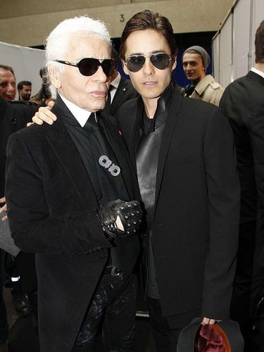 Jared Leto dan Karl Lagerfeld PARIS, FRANCE - JULY 08: (L-R) Fashion designer Karl Lagerfeld and Actor Jared Leto pose backstage after the Chanel show as part of Paris Fashion Week - Haute Couture Fall/Winter 2014-2015. Held at Grand Palais on July 8, 2014 in Paris, France. (Photo by Rindoff/Dufour/Getty Images)