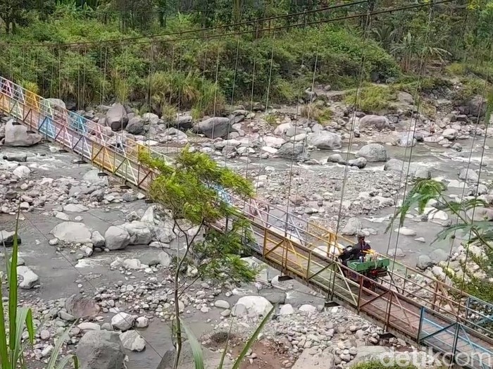 Jembatan gantung satu-satunya akses menuju Desa Sangkan Jaya, Balapulang, Kabupaten Tegal. Dipotret pada Selasa 94/10/2022).