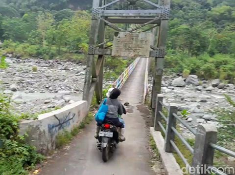 Jembatan gantung satu-satunya akses menuju Desa Sangkan Jaya, Balapulang, Kabupaten Tegal. Dipotret pada Selasa 94/10/2022).