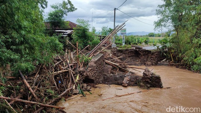 Jembatan putus di Desa Ngrukem, Kecamatan Mlarak