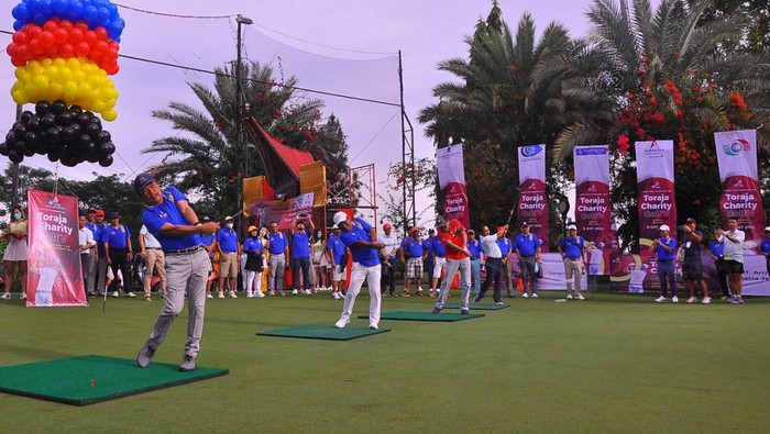 Kala Pegolf Asal Toraja Gelar Kegiatan Sosial Organisasi perkumpulan para Golfer asal Toraja yang bernama Toraja Golf Sikamali menggelar acara sosial dengan memberikan beasiswa kepada putra dan putri asal Toraja yang kurang mampu.