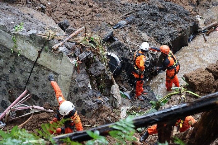 Kantor pencarian dan Pertolongan Denpasar (Basarnas Bali) menerjunkan tujuh orang personel untuk mengevakuasi korban. 