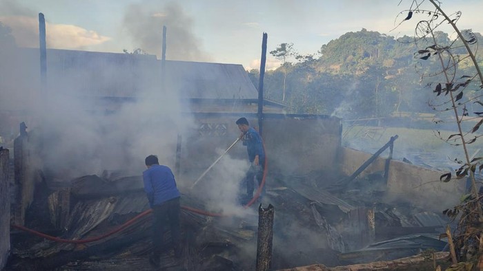 Kebakaran di Bone, Sulsel, hanguskan 3 rumah dan 2 motor.