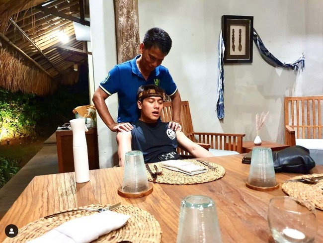 Bahkan dalam salah satu foto ayah Lesti terlihat memijat menantu kesayangannya yang kelelahan. Foto tersebut diambil saat mereka sekeluarga liburan ke Sumba. Foto: dok. Instagram @ayah_kejora