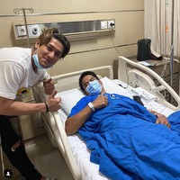 Saat ayah Lesti Kejora dirawat di rumah sakit, Rizky Billar sigap menemaninya. Foto: dok. Instagram @ayah_kejora