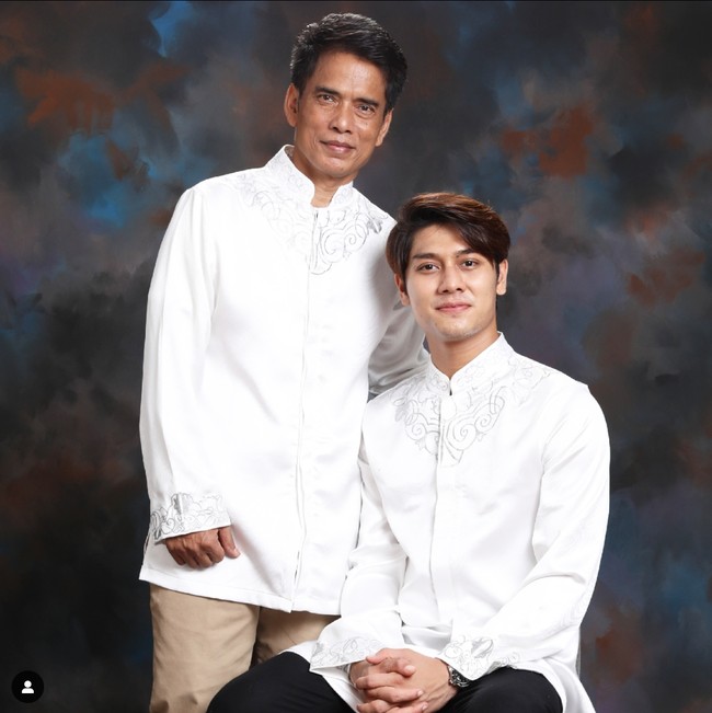 “Kita liburan sambil kerja hehe,” tulisnya sebagai caption. Suasana tampak hangat meskipun saat itu Lesti, Billar, dan sang ayah harus syuting di tengah cuaca dingin. Foto: dok. Instagram @ayah_kejora