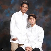 “Kita liburan sambil kerja hehe,” tulisnya sebagai caption. Suasana tampak hangat meskipun saat itu Lesti, Billar, dan sang ayah harus syuting di tengah cuaca dingin. Foto: dok. Instagram @ayah_kejora