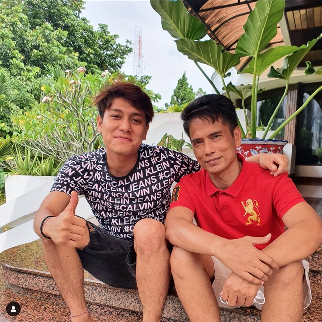 Rizky Billar dikenal sebagai menantu kesayangan ayah Lesti Kejora, Endang Maulana. Dia kerap mengunggah foto kebersamaan dengan Billar di Instagram. Foto: dok. Instagram @ayah_kejora