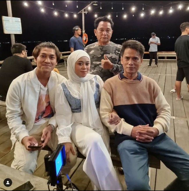 “Kita liburan sambil kerja hehe,” tulisnya sebagai caption. Suasana tampak hangat meskipun saat itu Lesti, Billar, dan sang ayah harus syuting di tengah cuaca dingin. Foto: dok. Instagram @ayah_kejora