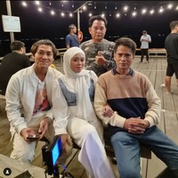 “Kita liburan sambil kerja hehe,” tulisnya sebagai caption. Suasana tampak hangat meskipun saat itu Lesti, Billar, dan sang ayah harus syuting di tengah cuaca dingin. Foto: dok. Instagram @ayah_kejora