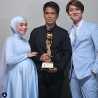 Setelah dilaporkan melakukan tindak KDRT, banyak netizen Indonesia yang mengomentari Instagram ayah Lesti karena masih menyimpan foto bersama Billar. Salah satunya momen Lesti dan Billar memenangkan penghargaan acara televisi. Foto: dok. Instagram @ayah_kejora