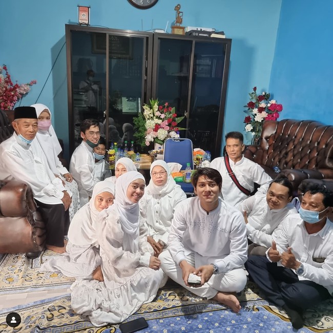 Pria itu menaruh kepercayaan pada Billar dan memberikan izin agar putrinya Lesti Kejora dinikahi secara siri terlebih dulu. Meskipun masa pendekatan Lesti dan Billar sebelum menikah terbilang singkat. Foto: dok. Instagram @ayah_kejora