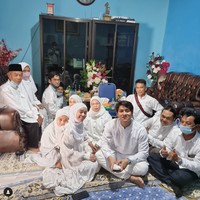 Pria itu menaruh kepercayaan pada Billar dan memberikan izin agar putrinya Lesti Kejora dinikahi secara siri terlebih dulu. Meskipun masa pendekatan Lesti dan Billar sebelum menikah terbilang singkat. Foto: dok. Instagram @ayah_kejora