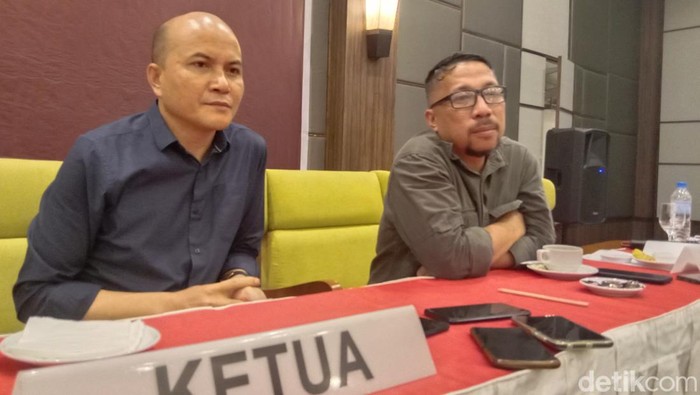 Ketua KPU Sulut Meidy Tinangon dan Anggota Salman Saelangi.