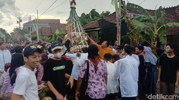 Kirab Ampyang Maulid di Desa Loram Kulon, Kecamatan Jati, Kudus, Sabtu (8/10/2022).