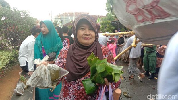 Kirab Ampyang Maulid di Desa Loram Kulon, Kecamatan Jati, Kudus, Sabtu (8/10/2022).