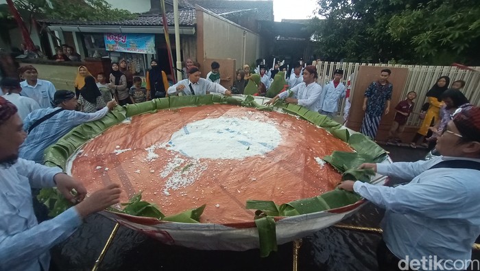 Kirab Ampyang Maulid di Desa Loram Kulon, Kecamatan Jati, Kudus, Sabtu (8/10/2022).