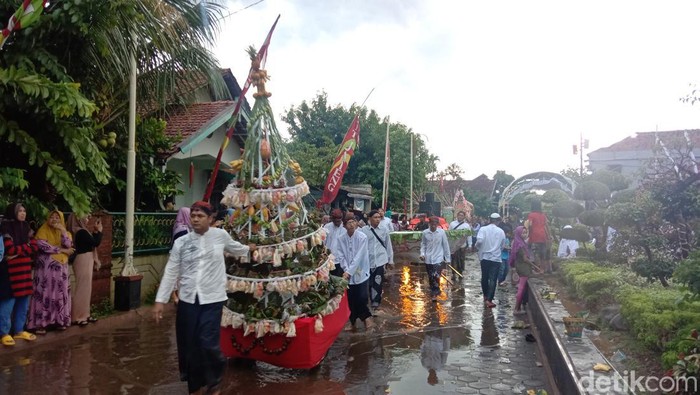 Kirab Ampyang Maulid di Desa Loram Kulon, Kecamatan Jati, Kudus, Sabtu (8/10/2022).