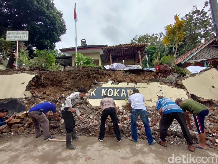 Kondisi bangket tebing dan pagar depan kantor Polsek Kokap, Kulon Progo, yang ambrol, Sabtu (8/10/2022).