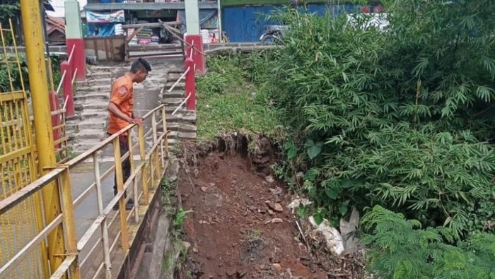 Kondisi tanah longsor di Sukaraja, Bogor, Jawa Barat, Jumat (8/10/2022).